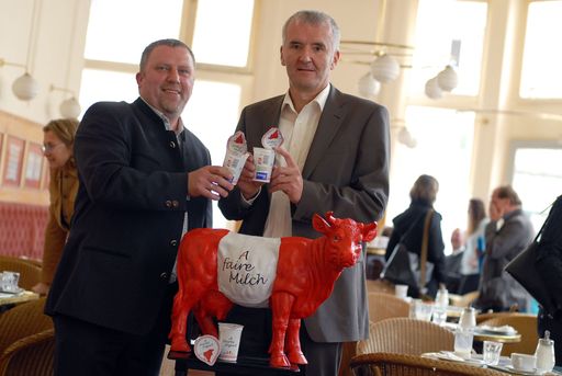 Pressekonferenz IG-Milch: Startschuss für europaweite Milchpreisinitiative. FOTO: Ewald Grünzweil, Ernst Halbmayr
http://pressefotos.at/album/1/45/200705/20070509_m/