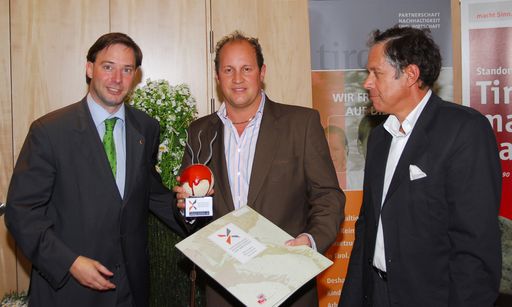 Richard Hirschhuber und das Team des Auracher Löchl erhielten als eines von sieben Unternehmen von LR Bodner und WK-Präsident Bodenseer die begehrte Nachhaltigkeitszertifizierung des Landes Tirol.