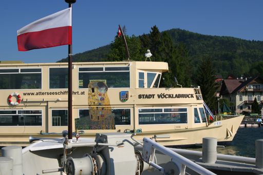  Das "Klimtschiff" am Attersee - setzt einen eleganten Pinselstrich inmitten Österreichs größten Binnensees