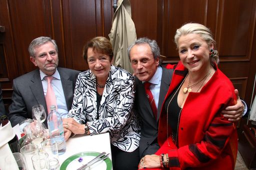 Weitere Bilder abrufbar unter:
http://www.pressefotos.at/m.php?g=1&dir=200705&u=43&a=event&e=20070509_s
Im Bild v.l.n.r.: Vizekanzler Wilhelm Molterer, Elisabeth Gehrer, Stierbundgründer Abgeordneter Josef Höchtl und ORF Stier Astrologin Eva Vaskovich-Fidelsberger.