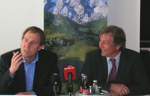  Der Präsident, LAbg. Walter Lingg (re.), und der Direktor, Mag. Christian Schützinger (li.), forcieren die Zusammenarbeit zwischen Vorarlberg Tourismus und den Destinationen. "International Chancen nützen und im Nahraum Profil gewinnen", so lautet die Doppelstrategie, die der Landesverband Vorarlberg Tourismus zum Sommerstart 2007 präsentiert.