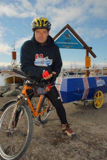  Heute startet Bernhard Bechter (im Bild), österreichischer Walschützer und Globalance-Gründer, zu einer ganz besonderen Art von Pilgerreise: Eine dreiwöchige Fahrrad-Tour entlang der Küstenlinie Islands - im Schlepptau ein Sarg. Zusammen mit den Organisationen OceanCare, GLOBALANCE und WDCS rückt er im Vorfeld der Internationalen Walfangkonferenz die Bedrohung der Wale ins Rampenlicht.