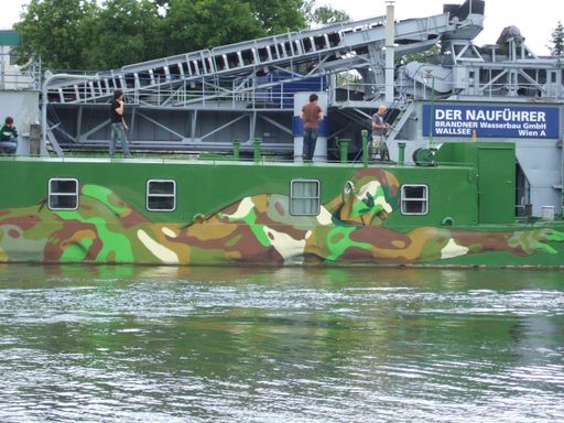 Vorschau Bild von Huberts Band besichtigt das Wohnschiff das sie bei der Tour beherbergt.