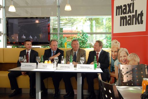  Der Brucker Maximarkt ist nun ein echter Familienmarkt! v.l.n.r.: Gernot Wieser (Marktleiter Maximarkt Bruck), Sepp Eisl (Landesrat), Herbert Reisinger (Bürgermeister Bruck), Thomas Schrenk (Geschäftsführer Maximarkt).

http://pressefotos.at/m.php?g=1&u=45&dir=200705&e=20070514_m&a=event