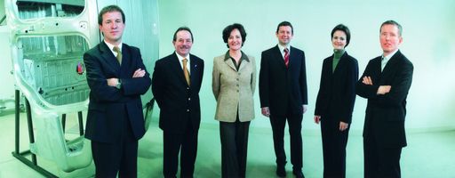 Das Team von sechs Personen leitet das Unternehmen seit 1999 v.l.n.r.: Herbert Mühlböck (Logistik & Beschaffung), Klaus Fronius (Vertrieb & Fertigungsverbund), Brigitte Strauß (Finance & Controlling), Volker Lenzeder (Corporate Service), Elisabeth Engelbrechtsmüller-Strauß (Finance & Controlling, Human Resources), Heinz Hackl (Forschung & Entwicklung, Qualitätsmanagement, Marketing & Kommunikation).