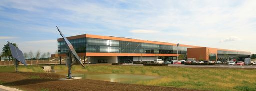 Vorschau Bild von Am 23. Mai wird in Sattledt am Voralpenkreuz auf 38.000 m2 Fläche der neue Produktions- und Logistikstandort für mehr als 650 Mitarbeiterinnen und Mitarbeiter eröffnet. Der neue Betrieb ist nicht nur architektonisch ein sichtbares Zeichen gelebter Fronius-Werte.