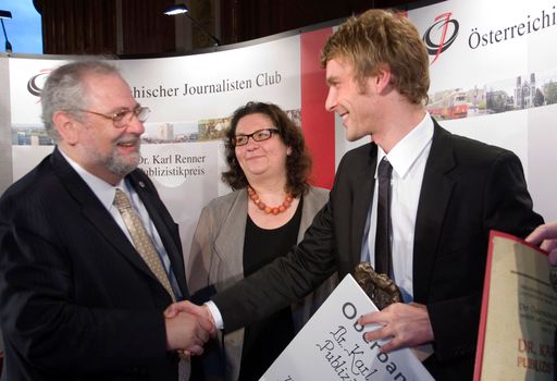 Verleihung des Dr. Karl Renner Publizistikpreises an Christoph Feurstein / ORF am 15.5. im Marmorsaal des Belvedere Wien. Im Bild v.l.n.r.: Fred Turnheim (ÖJC-Präsident), Elisabeth Gardavsky (Vizepräsidentin des ÖJC) und Preisträger Christoph Feurstein (ORF)