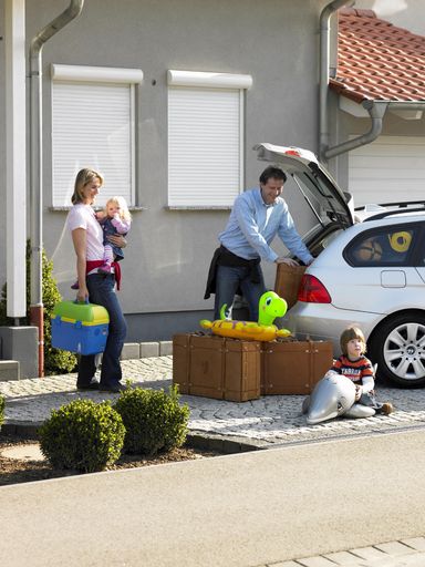  Wer vor dem Urlaub alle Rollläden fest schließt, der signalisiert Einbrechern freie Bahn. Clevere Zeitschaltuhren können hier helfen.
