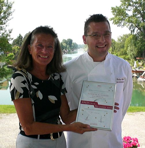  Geschäftsführerin Ilse Winkler und der Küchenchef und frisch gebackene Küchenmeister Norbert Bader vom Hotel und Restaurant Taverne am Sachsengang mit der Auszeichnung "Niederösterreichs BÖG-Betrieb des Jahres 2006/07"