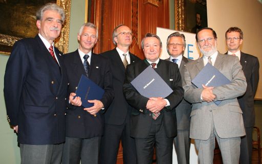 Präsident Dr. Rabensteiner (3.v.r) verlieh im Rahmen der Generalversammlung OVE-Ehrennadeln an Dipl.-Ing. Zankel, Ing. Heger, Dr. Hofbauer, Prof. Dr. Hadrian und Dipl.-Ing. Bartak (v.l.), Generalsekretär Dipl.-Ing. Reichel (r.) gratulierte den Ausgezeichneten