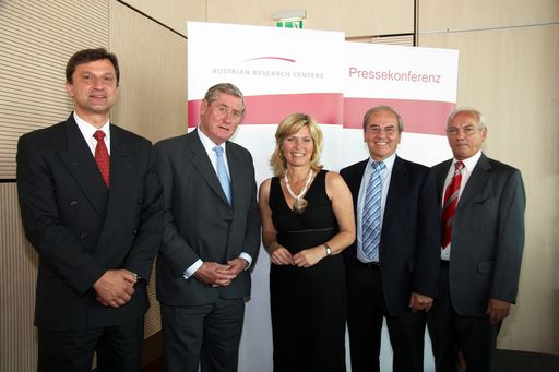 Mit der Bestellung des neuen Aufsichtsrates rund um Präsident Dr. Hannes Androsch hat Forschungs-Staatssekretärin Christa Kranzl die Weichen für eine erfolgreiche und stabile Zukunft der Austrian Research Centers (ARC) gestellt. 

Im Bild v.l.n.r.: DI Dr. Hans Rinnhofer; Dr. Hannes Androsch; Christa Kranzl; Univ.Prof.DI Dr. Erich Gornik und Karl Heinz Aschbacher.

Weitere Fotos abrufbar unter:
http://pressefotos.at/m.php?g=1&u=43&dir=200705&e=20070524_a&a=event