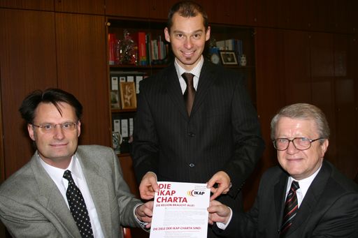  Unterzeichnung der IKAP Charta in Wien 20, Brigittenau. Im Bild v.l.n.r.: Bezirksamtsleiter SR Mag. Oliver Birbaumer, IKAP Projektleiter Mag. Armin J. Hanschitz und Bezirksvorsteher Karl Lacina