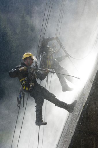 Vorschau Bild von Um die größte Zeichnung der Welt zu erstellen, seilten sich die Kärcher-Reinigungsexperten und Künstler Klaus Dauven von der Mauerkrone ab, teils wurde auch aus einer Befahranlage heraus gearbeitet.