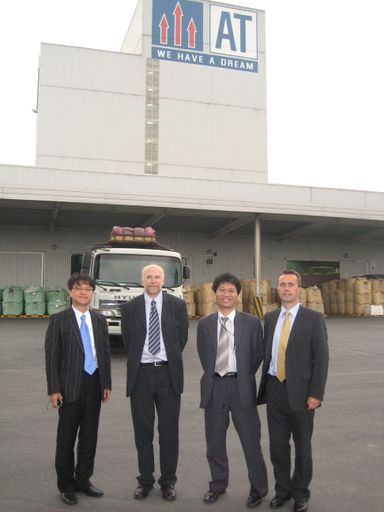  Geschäftsführer DI Helmut Grabherr (im Bild ganz rechts) mit Forschungspartner DDr. Klaus Neufeld bei Kundenbesuch in Korea (Mai 2007)