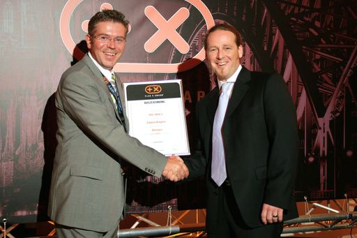  Urkundenübergabe an Karl Matousek, MBA (Sales- und Marketingdirector) durch Starkoch und Jury-Mitglied Thomas Krause.