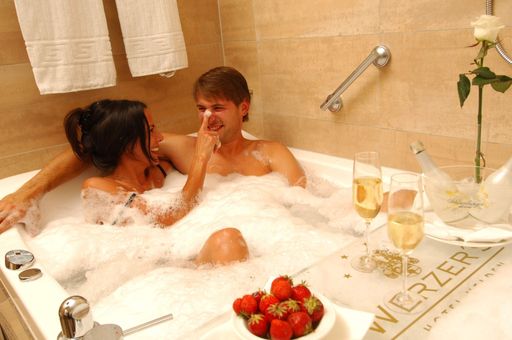 Vorschau Bild von Zur offiziellen Eröffnung des Werzer's****plus Hotel Garni Velden am 2. Juni 2007 gibt es die ersten Fotos vom neuen Haus. Im Bild: Whirlpool mit Schlumberger-secco-Schlitten.