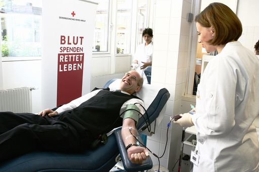 Blutspendeaktion der besonderen Art: Mitglieder der Wiener Symphoniker haben Blutspenderinnen und Blutspender mit einigen Takten aus der Johann Strauß-Operette "Wiener Blut" erfreut und dann auch selbst Blut gespendet.