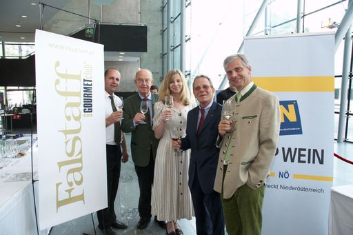 (St. Pölten, 2.Juni 2007) Gaumenfreudiges Intermezzo im Festspielhaus St. Pölten. Spitzenweine aus Österreichs größtem Weinland standen im Rahmen der Top Wein NÖ 2007 in der Landeshauptstadt am Samstag, 2 Juni, einen Nachmittag lang zur Verkostung. Das Falstaff-Magazin, die Landeswirtschaftskammer NÖ und das Festspielhaus St. Pölten präsentierten in einer umfangreichen Degustation die besten Weine Niederösterreichs. Insgesamt konnten die Besucher 180 Weine von 60 Produzenten verkosten. Unter den anwesenden Winzern fanden sich neben bekannten Namen zahlreiche junge und noch unbekannte Winzer-Talente, die sich erstmals einer breiten Öffentlichkeit präsentierten.
http://pressefotos.at/m.php?g=1&u=43&dir=200706&e=20070602_w&a=event