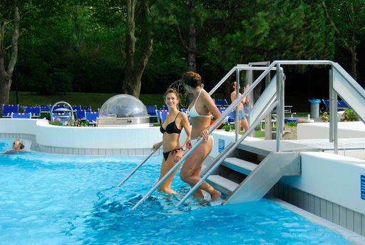Vorschau Bild von Sommer-Specials, wie der Sonnentarif ab 25 Grad, das spezielle Kinderprogramm in den Ferienmonaten und geräumige Sonnen- und Liegewiesen rund um das kühle Nass, machen die Therme Oberlaa-Wien zu einem besonderen Sommerparadies - der Wohlfühlfaktor für Groß und Klein ist kaum zu toppen!