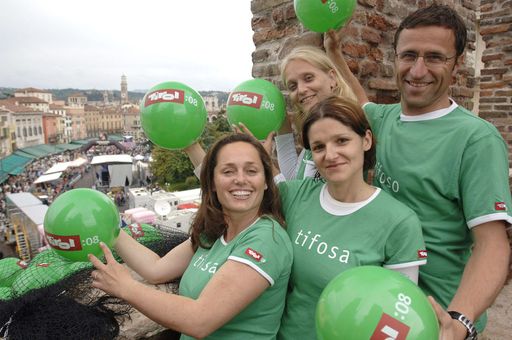 Josef Margreiter, GF der Tirol Werbung, stellt die Aktionsmarke Tirol:08 mit seinen Mitarbeiterinnen Claudia Knab, Esther Wilhelm und Birgit Bader ins Rampenlicht und nützte die Aufmerksamkeit eines Millionenpublikums.