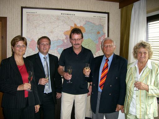 Feierliche Ehrung zum 30-jährigen Firmenjubiläum von Erich Gandler. Von links nach rechts: Prokuristin Gabrielle Fuchsberger, Geschäftsführer Wolfgang Jonas MAS, Erich Gandler, Geschäftsführer Direktor Leopold Jonas, Marianne Jonas.