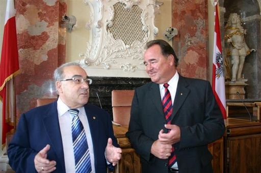 LT-Präs.Mader(l)präsentiert Bundesrats-Präs.Gruber (r) die barocken Räumlichkeiten des Tiroler Landtages