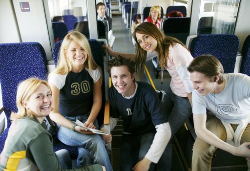 Vorschau Bild von Mit dem ÖBB-Sommerticket sind Jugendliche unter 20 Jahre um 19 Euro und junge Erwachsene bis 26 Jahre um 49 Euro mit der Bahn in ganz Österreich unterwegs.