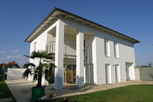 Masse trotzt Hitze! Die Sommertauglichkeit von Häusern aus massiven Baustoffen wie Ziegel, Beton und Stein liegt im Vergleich zum Leichtbau um rund ein Viertel höher.