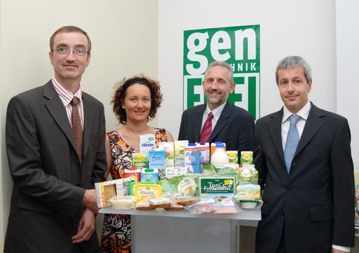 Foto v.l.n.r.: Florian Faber (Geschäftsführer ARGE Gentechnik-frei), Mag. Nicole Berkmann (Spar Österreich), Markus Schörpf (Obmann ARGE Gentechnik-frei), Alfred Berger (NÖM AG)
http://www.pressefotos.at/album/1/53/200706/20070611_w/