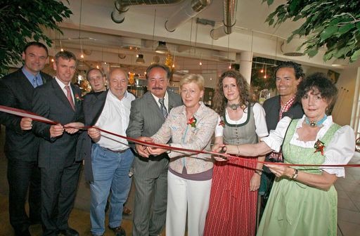 Vorschau Bild von Im Bild von links nach rechts: Thomas Ludwig (SHELL-Retail Sales Operation Manager), Ing. Mathias Reichhold (ASFINAG-Vorstandsdirektor), Johannes Klapf (Geschäftsleiter Autobahnrestaurant Ansfelden-Süd), Architekt Hans-Peter Fröhlich, Walter Ernhard (Bürgermeister Ansfelden), Angela Orthner (1. Präsidentin des Oö. Landtages), Mag. Melina Rosenberger, Kris Rosenberger, Beverly Rosenberger