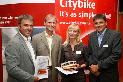 1. Platz Transport Media Award Juni 07, BA-CA Kunstforum: Sujet "Eros"
von links nach rechts: Fred Kendlbacher (Out of home Austria), Heinz Palme, Chefkoordinator EM 08; Elke Schicker (Reichl u. Partner), Michael Obermayer (3M)
http://pressefotos.at/main.php?g=1&u=38&dir=200706&e=20070611_a&a=event