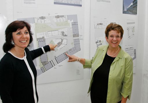  Die Wien Holding und Wohnbaupartner "at home" verwirklichen gemeinsam als Projektentwicklungsgesellschaft PROMIS einen Platz für Creative Industries in einem Gewerbehof in der Missindorfstraße im 14. Bezirk. v.l.n.r.: DI Brigitte Jilka (Dir. Wien Holding), Bezirksvorsteherin Andrea Kalchbrenner  (Bezirksvorsteherin 14. Bezirk)
http://pressefotos.at/m.php?g=1&u=38&dir=200706&e=20070611_b&a=event