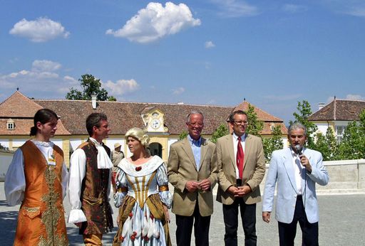Vorschau Bild von Charta der ländlichen Gemeinden: Tenor der rund 250 Teilnehmer aus allen EU-Staaten "Es war wunderbar, wir sind begeistert" Im Bild: Schloss Hof (v.li.n.re.) Bgm. DI Karl Grammanitsch, Abg. z. NR Dr. Werner Fasslabend, Schloss Hof-GF Kurt Farasin