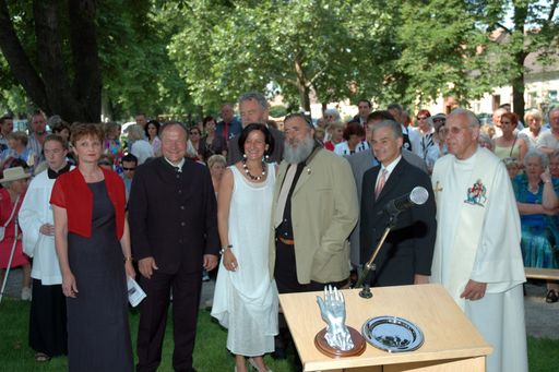 Vorschau Bild von Einweihung, vorne v.li. Lassee-GR Christine Hahn, Abg. z. NR Ing. Hermann Schultes, Landesrätin Mag. Johanna Mikl-Leitner, dahinter Charta-Präs. Frans Ronnes, Künstler Laf Wurm, Bgm. DI Karl Grammanitsch, Dechant P Rupert Zöchbauer