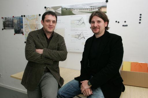 Vorschau Bild von Architekt Michael Strauß (li) und Dietmar Ronach, Tragwerksplaner bei der Woschitz Engineering ZT GmbH, werden die Therapie-Reithalle für den Sterntalerhof planen