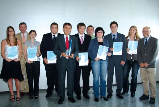 Preisverleihung beim Pipelife-Maturantenwettbewerb "Ingenieurprojekt 2007": Die ausgezeichneten Schüler mit Pipelife-Geschäftsführer Mag. Karl Aigner (vorne, Mitte), Abteilungsvorstand DI Leo Klosterer, HTL Mödling (li.), Abteilungsvorstand DI Andreas Prinz, HTL Krems (hinten, Mitte) und DI Dr. Alfred Fail, HTL Mödling (re.).