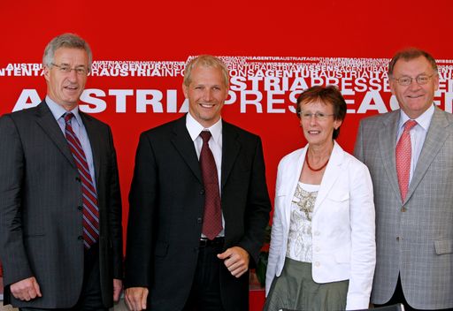 (v.l.n.r.):Wolfgang Vyslozil, Vorsitzender der Geschäftsführung APA - Austria Presse Agentur; Gerald Klima, design. Geschäftsführer APA-IT, Krisztina Fehrer, zweite Geschäftsführerin APA-IT; und Rudolf Horvath, derzeitiger Geschäftsführer APA-IT, der mit Jahresende den Ruhestand antritt.