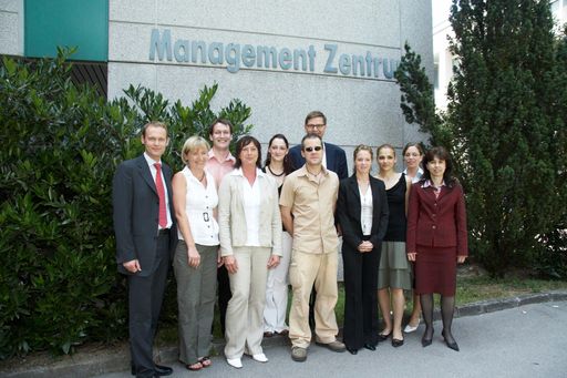 Mag. Claus Holzleitner (Leiter Konzerncontrolling der REWE Group Austria); Mag. Werner Wutscher (Vorstand der REWE Group Austria); Univ.-Prof. Mag. Dr. Birgit Feldbauer-Durstmüller (Institutsvorstand Controlling und Consulting); Prämierte Studenten für die besten Controlling-Seminararbeiten
http://pressefotos.at/m.php?g=1&u=43&dir=200706&e=20070614_r&a=event