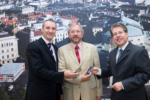 Ing. Robert Chvátal (Vorsitzender der Geschäftsführung T-Mobile Austria) mit Stadtrat Rudi Schicker (Stadtrat für Stadtentwicklung und Verkehr) und DI Georg Mündl (Mitglied der Geschäftsleitung Vertrieb T-Mobile Austria).