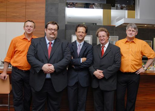 v.l.n.r.: Thomas Faulmann (Faulmann Küchenstudio), Prof. Dr. Werner Gruber (Uni. Wien, Professor für Neurophysik), Mag. Klaus Buttenhauser (Chefredakteur Falstaff Magazin), Wilhelm Rieder (Geschäftsführung von Gaggenau), Wolfgang Faulmann 
(Küchenstudio Faulmann)
http://www.pressefotos.at/album/1/53/200706/20070614_s/