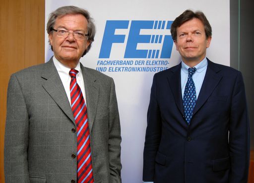 Die aktuelle Lage der Elektro- und Elektronikindustrie, das neue KV-Modell sowie das Thema Energieeffizienz waren die inhaltlichen Schwerpunkte der Jahrespressekonferenz der Elektro- und Elektronikindustrie mit Albert Hochleitner (Obmann des FEEI) im Bild li. und Lothar Roitner (Geschäftsführer des FEEI) im Bild re.
http://www.pressefotos.at/album/1/53/200706/20070618_k/