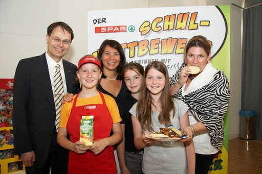 v.l.n.r.: Dr. Gerhard Drexel (Vorstandsvorsitzender SPAR Österreich); Dr. Susanne Brandsteidl (Amtsf. Präsidentin des Stadtschulrats für Wien); Dr. Andrea Kdolsky (Bundesministerin für Gesundheit; Familie und Jugend)
http://pressefotos.at/m.php?g=1&u=43&dir=200706&e=20070618_s&a=event