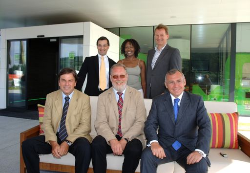 Vorschau Bild von Vordere Reihe: Landeshauptmann Franz Vowes, Bürgermeister Gerhard Payer und Bundeskanzler Alfred Gusenbauer.
Hintere Reihe: Hotelmanager Martin Jung, Justine von Afrika! Afrika! und Hotelbetreiber Harald Ultsch.