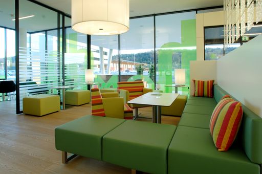 Vorschau Bild von "Harry’s Home" in Hart bei Graz ist nicht nur vom Konzept her neu, sondern auch vom Ambiente auf dem letzten Stand. Das elegante "Lounge-Design" der Lobby setzt sich natürlich auch in allen Zimmern und Appartements fort.