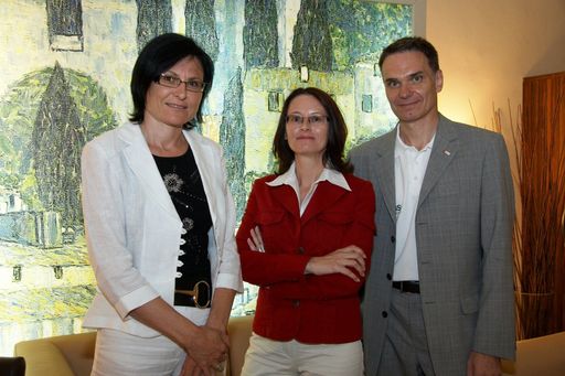 http://pressefotos.at/m.php?g=1&u=43&dir=200706&e=20070619_a&a=event
v.l.n.r.: Univ. Doz. Dr. Ingrid Kiefer (Ernährungsexpertin am Institut für Sozialmedizin, Leiterin des AGES Kompetenzzentrums Ernährung & Prävention); Mag. Helga Cvitkovich-Steiner (Wissenschaftliche Leiterin des forum. ernährung heute);
Mag. Christian Halbwachs (Österreichische Bundes-Sportorganisation, Geschäftsführer "Fit für Österreich")