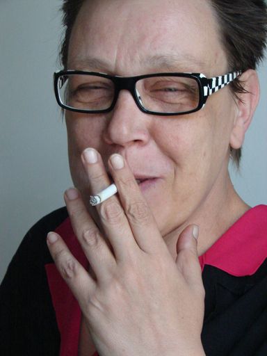  Millionenshow-Gewinnerin Awadalla gründet Verlag A-uhudla, der Österreichisch spricht und schreibt.