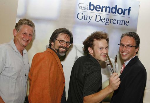  v l. n. r:
Prof. James Skone (Uni AV, Vorsitzender), Dr. Gerald Bast (Rektor, Uni AV), der Sieger Gegror Stolz (BA Hons), Dr. Christian Schett (GF Berndorf Besteck), 
http://pressefotos.at/m.php?g=1&u=38&dir=200706&e=20070620_k&a=event