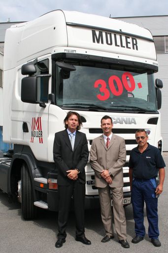Übergabe des 300. LKW von Scania an Müller Transporte. Im Bild v.l.n.r. Ing. Peter Müller (Müller Transporte), Ing. Georg Bauer (Scania Filialleiter Niederösterreich Ost) und Gerhard Römer (Scania Werkstättenleiter Brunn/Gebirge)