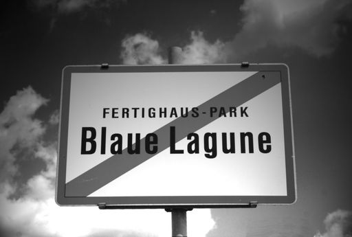 Am 22. Juni findet eine nächtliche LiteraTOUR durch Musterhäuser und Vorgärten am Areal des Fertighauszentrums Blaue Lagune/SCS statt. Infos: www.literatur-aao.at
