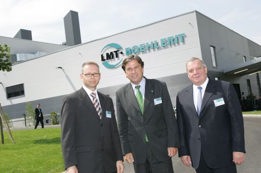  v.l.n.r.: DI Christoph Kauer, Geschäftsführer Boehlerit GmbH Co. KG, LH Mag. Franz Voves, Dr. Dieter Brucklacher, Aufsichtsratsvorsitzender der Boehlerit GmbH Co. KG vor dem neuen Technologiezentrum von Boehlerit in Kapfenberg. Insgesamt wurden 15 Mio. Euro in den Ausbau investiert